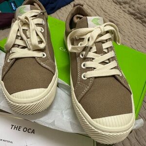 Cariuma Sneakers in color burnt sand. Worn once.